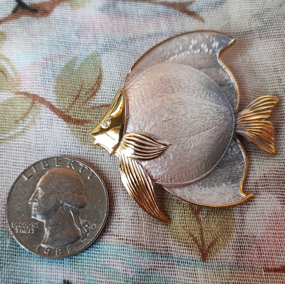 Unsigned Boucher? Gradiant Ombre Gold Tone Matte Enamel Angel Fish Brooch EUC - Picture 3 of 6